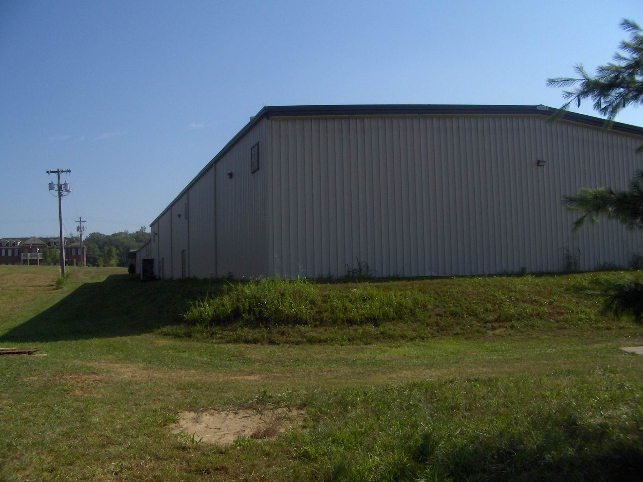 10. Commercial for Sale at 1330 Gateway Drive Gallatin, Tennessee 37066 United States