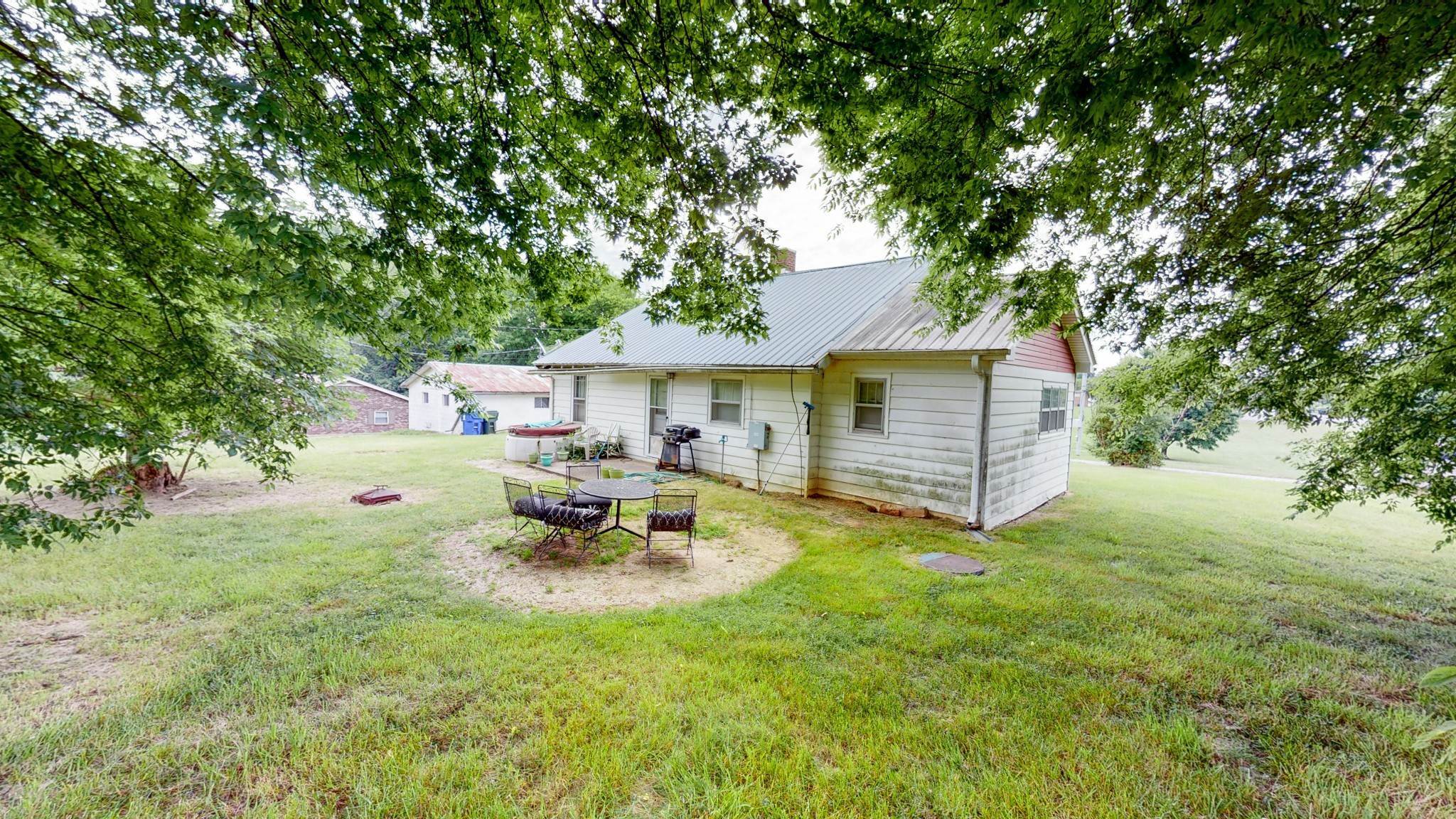 14. Single Family Homes for Sale at 2811 Highway 31, W White House, Tennessee 37188 United States