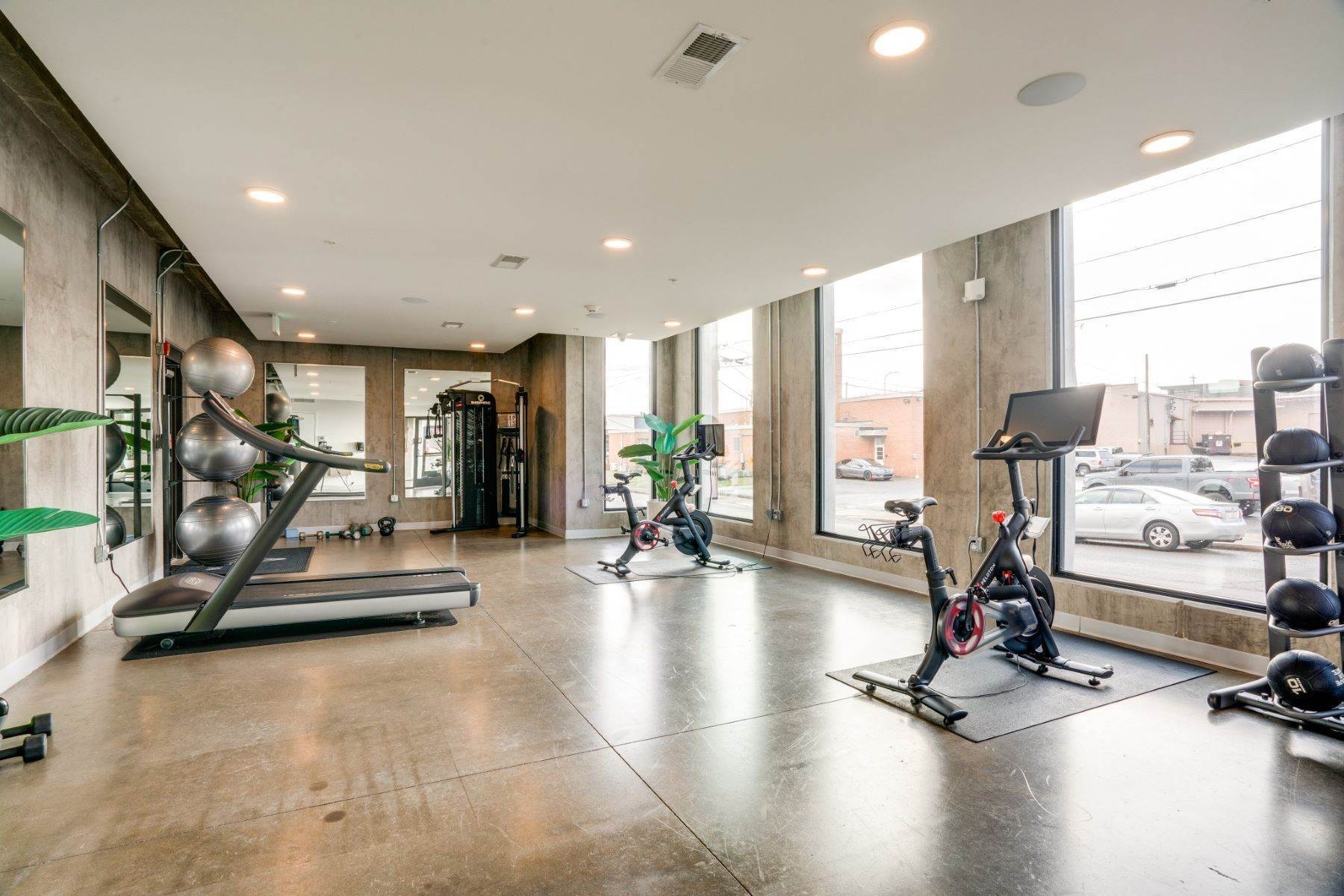 26. Condominiums for Sale at 806 Olympic St, Nashville, TN, 37203 806 Olympic St, #408 Nashville, Tennessee 37203 United States