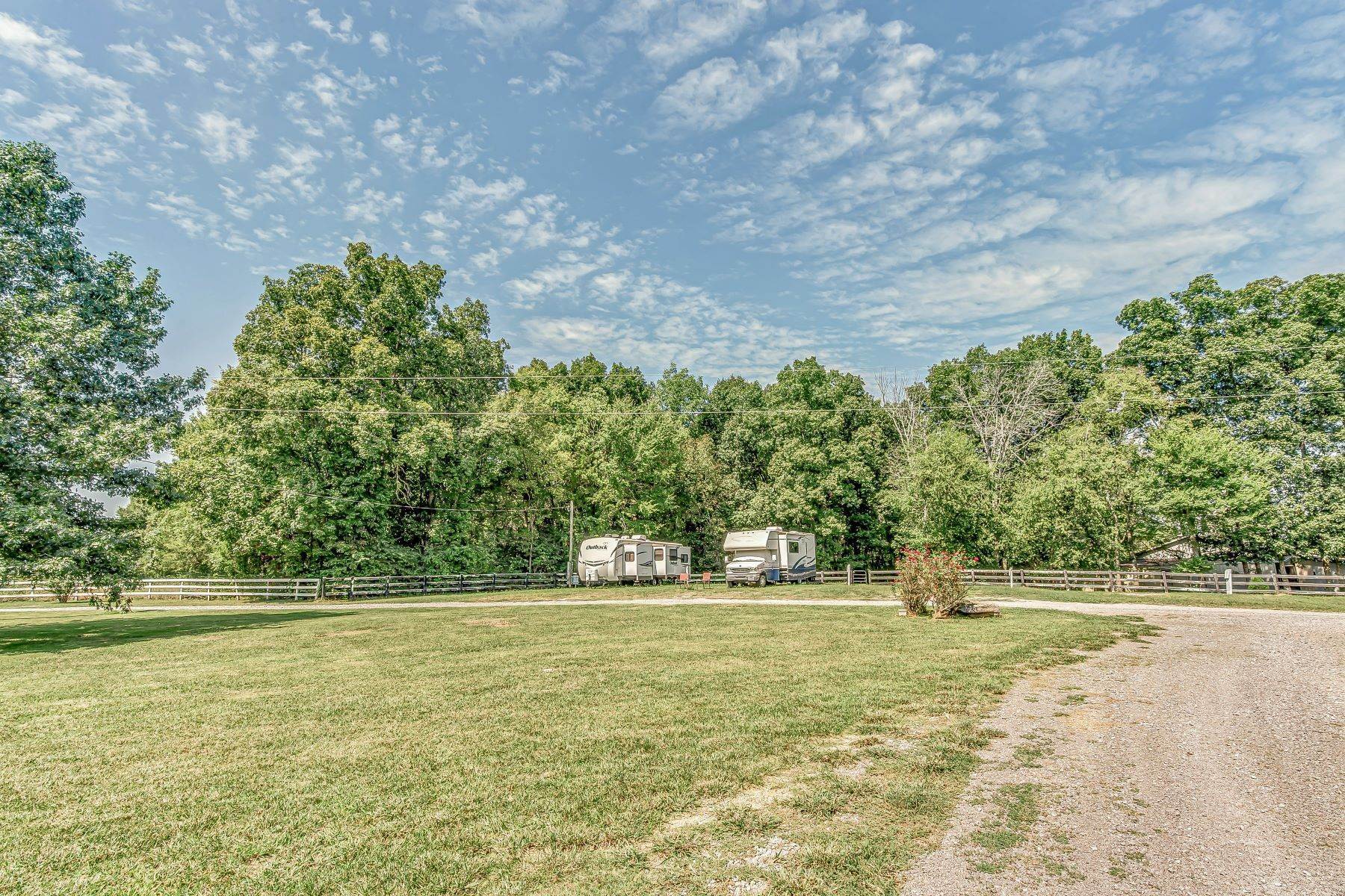 31. Single Family Homes for Sale at 140 Highway 82 E, Bell Buckle, TN, 37020 140 Highway 82 E Bell Buckle, Tennessee 37020 United States